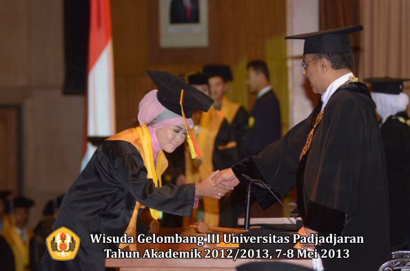 wisuda-unpad-gel-iii-ta-2012_2013-fakultas-mipa-oleh-rektor-081