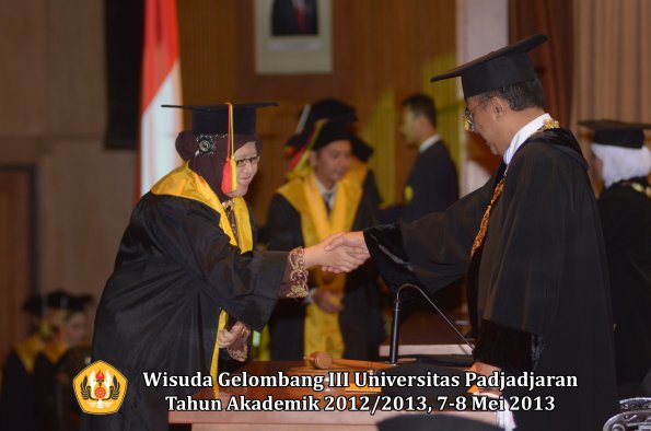 wisuda-unpad-gel-iii-ta-2012_2013-fakultas-mipa-oleh-rektor-085