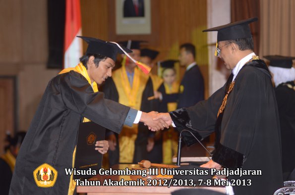 wisuda-unpad-gel-iii-ta-2012_2013-fakultas-mipa-oleh-rektor-089