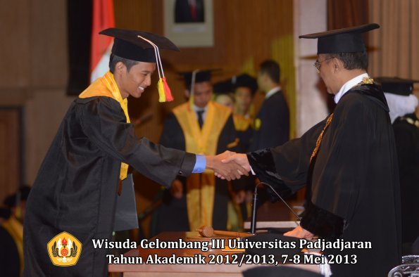 wisuda-unpad-gel-iii-ta-2012_2013-fakultas-mipa-oleh-rektor-090