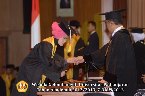 wisuda-unpad-gel-iii-ta-2012_2013-fakultas-mipa-oleh-rektor-106