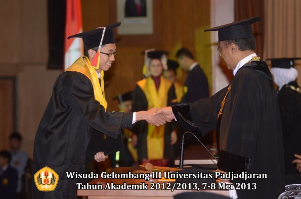 wisuda-unpad-gel-iii-ta-2012_2013-fakultas-mipa-oleh-rektor-107