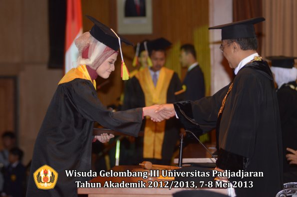 wisuda-unpad-gel-iii-ta-2012_2013-fakultas-mipa-oleh-rektor-108