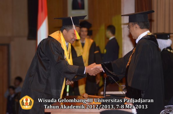 wisuda-unpad-gel-iii-ta-2012_2013-fakultas-mipa-oleh-rektor-109