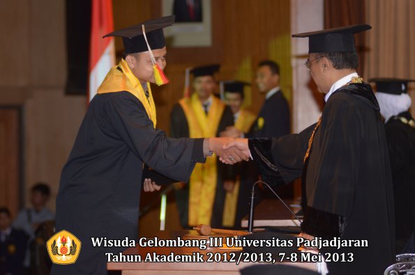 wisuda-unpad-gel-iii-ta-2012_2013-fakultas-mipa-oleh-rektor-111