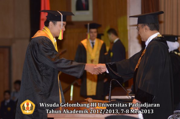 wisuda-unpad-gel-iii-ta-2012_2013-fakultas-mipa-oleh-rektor-112