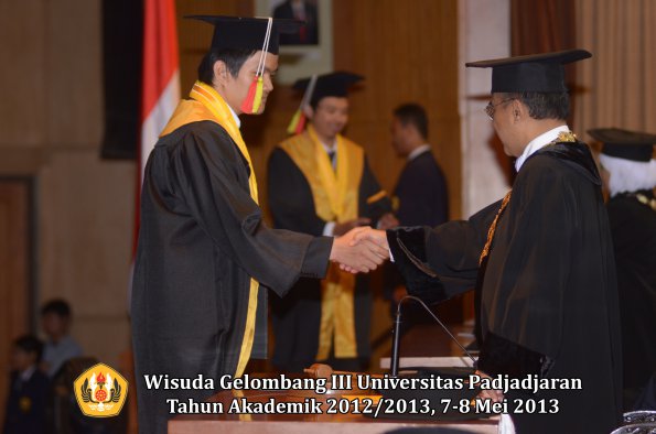 wisuda-unpad-gel-iii-ta-2012_2013-fakultas-mipa-oleh-rektor-113