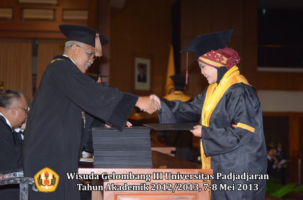 wisuda-unpad-gel-iii-ta-2012_2013-fakultas-peternakan-oleh-dekan-013