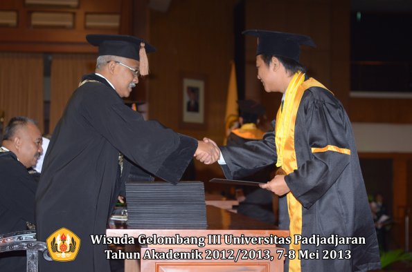 wisuda-unpad-gel-iii-ta-2012_2013-fakultas-peternakan-oleh-dekan-021