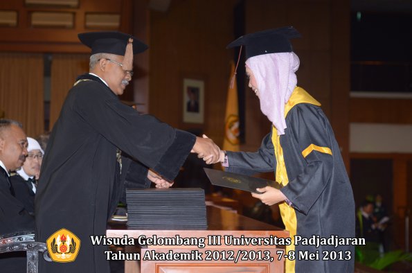 wisuda-unpad-gel-iii-ta-2012_2013-fakultas-peternakan-oleh-dekan-027