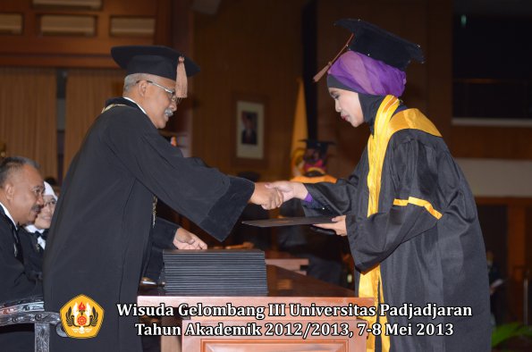 wisuda-unpad-gel-iii-ta-2012_2013-fakultas-peternakan-oleh-dekan-032