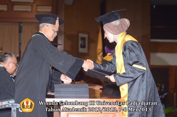 wisuda-unpad-gel-iii-ta-2012_2013-fakultas-peternakan-oleh-dekan-033