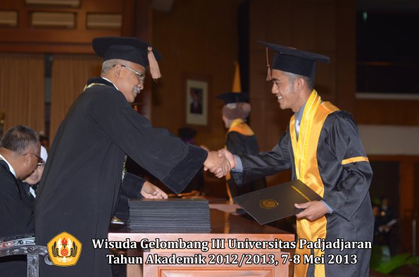 wisuda-unpad-gel-iii-ta-2012_2013-fakultas-peternakan-oleh-dekan-034