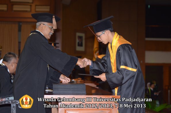 wisuda-unpad-gel-iii-ta-2012_2013-fakultas-peternakan-oleh-dekan-039