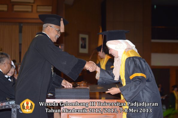 wisuda-unpad-gel-iii-ta-2012_2013-fakultas-peternakan-oleh-dekan-041