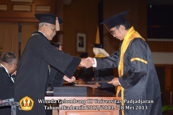 wisuda-unpad-gel-iii-ta-2012_2013-fakultas-peternakan-oleh-dekan-042