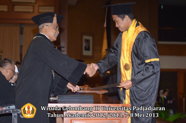 wisuda-unpad-gel-iii-ta-2012_2013-fakultas-peternakan-oleh-dekan-046