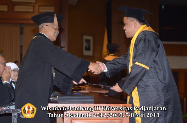 wisuda-unpad-gel-iii-ta-2012_2013-fakultas-peternakan-oleh-dekan-047