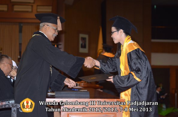 wisuda-unpad-gel-iii-ta-2012_2013-fakultas-peternakan-oleh-dekan-048