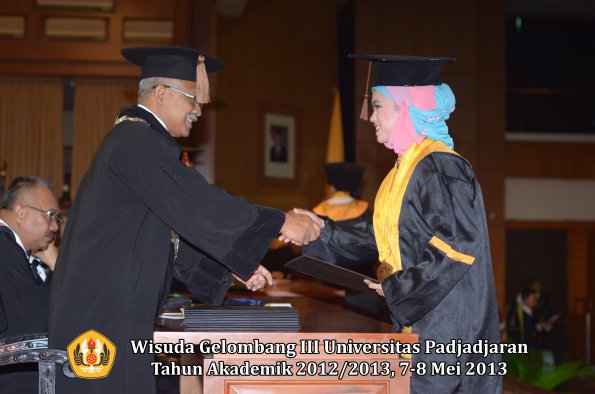 wisuda-unpad-gel-iii-ta-2012_2013-fakultas-peternakan-oleh-dekan-049