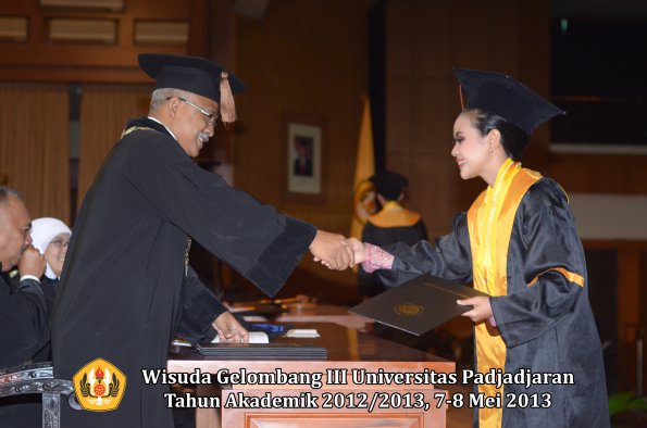 wisuda-unpad-gel-iii-ta-2012_2013-fakultas-peternakan-oleh-dekan-055