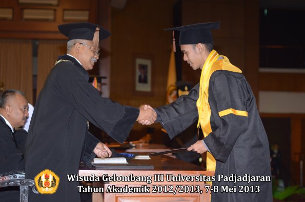 wisuda-unpad-gel-iii-ta-2012_2013-fakultas-peternakan-oleh-dekan-057