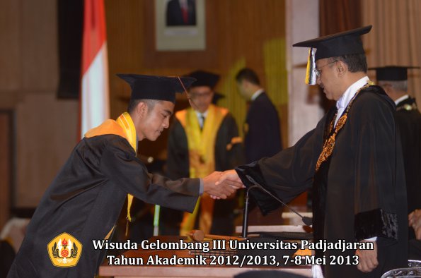 wisuda-unpad-gel-iii-ta-2012_2013-fakultas-peternakan-oleh-rektor-038