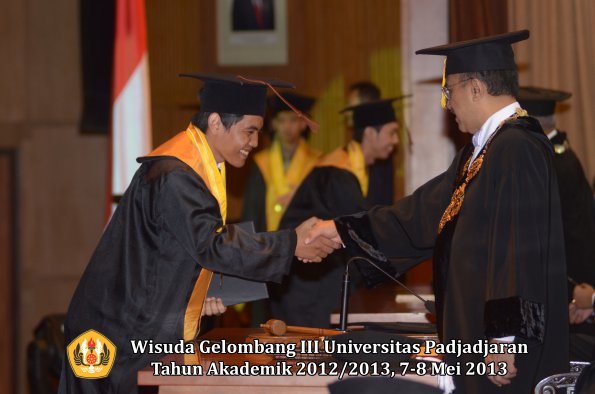 wisuda-unpad-gel-iii-ta-2012_2013-fakultas-peternakan-oleh-rektor-055