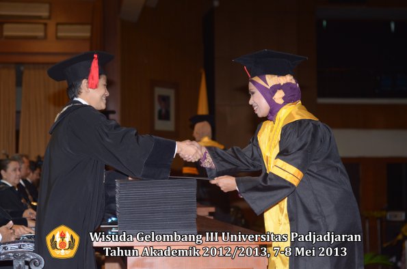 wisuda-unpad-gel-iii-ta-2012_2013-fakultas-hukum-oleh-dekan-002