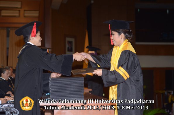 wisuda-unpad-gel-iii-ta-2012_2013-fakultas-hukum-oleh-dekan-003