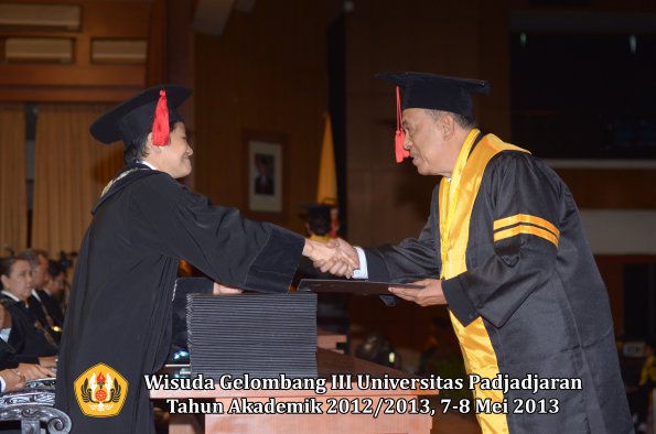 wisuda-unpad-gel-iii-ta-2012_2013-fakultas-hukum-oleh-dekan-004