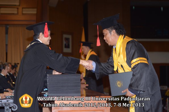 wisuda-unpad-gel-iii-ta-2012_2013-fakultas-hukum-oleh-dekan-005