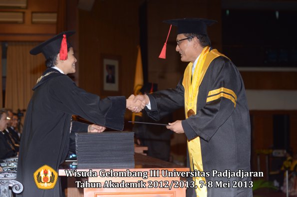 wisuda-unpad-gel-iii-ta-2012_2013-fakultas-hukum-oleh-dekan-009