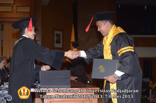 wisuda-unpad-gel-iii-ta-2012_2013-fakultas-hukum-oleh-dekan-012