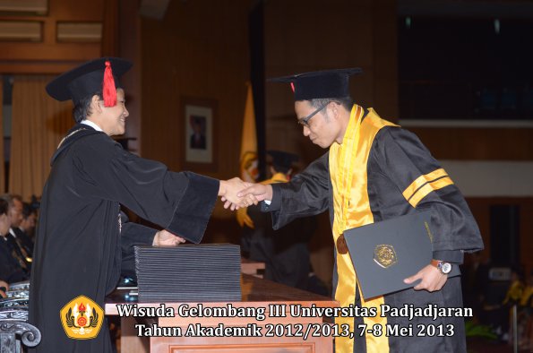 wisuda-unpad-gel-iii-ta-2012_2013-fakultas-hukum-oleh-dekan-015