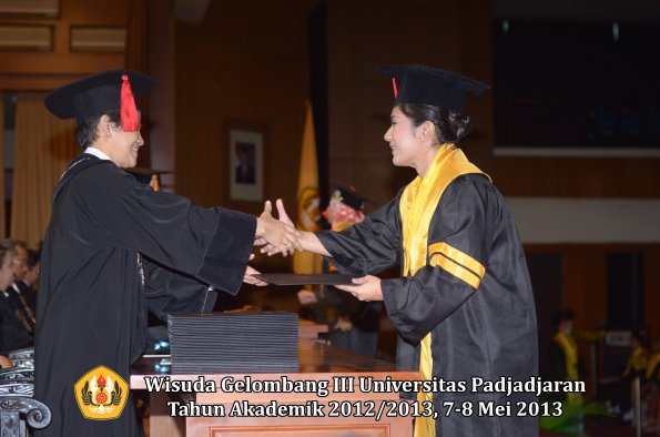 wisuda-unpad-gel-iii-ta-2012_2013-fakultas-hukum-oleh-dekan-021