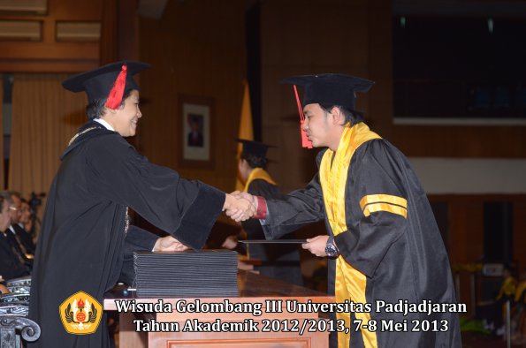 wisuda-unpad-gel-iii-ta-2012_2013-fakultas-hukum-oleh-dekan-022