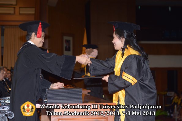 wisuda-unpad-gel-iii-ta-2012_2013-fakultas-hukum-oleh-dekan-024