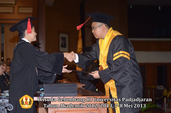 wisuda-unpad-gel-iii-ta-2012_2013-fakultas-hukum-oleh-dekan-026