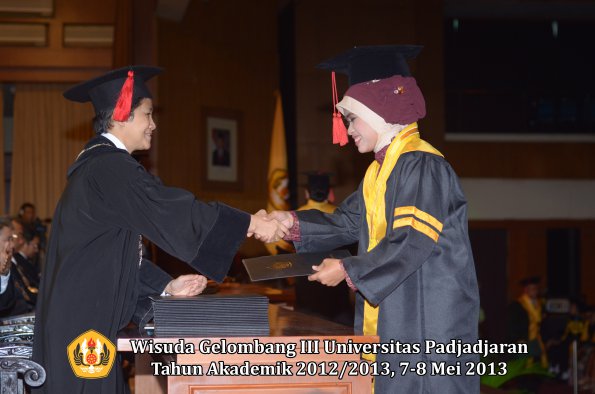 wisuda-unpad-gel-iii-ta-2012_2013-fakultas-hukum-oleh-dekan-029