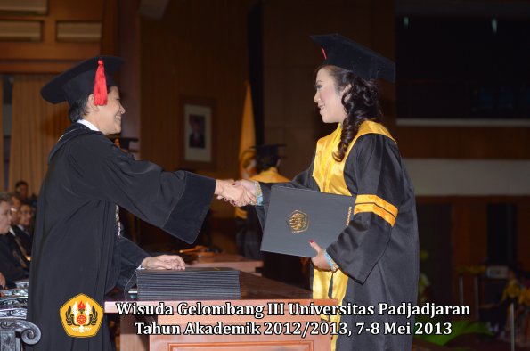 wisuda-unpad-gel-iii-ta-2012_2013-fakultas-hukum-oleh-dekan-033