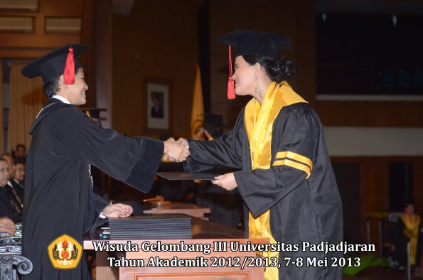 wisuda-unpad-gel-iii-ta-2012_2013-fakultas-hukum-oleh-dekan-035