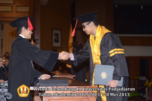 wisuda-unpad-gel-iii-ta-2012_2013-fakultas-hukum-oleh-dekan-037