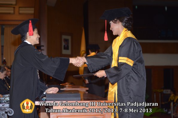 wisuda-unpad-gel-iii-ta-2012_2013-fakultas-hukum-oleh-dekan-038