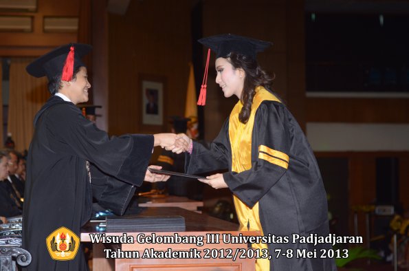 wisuda-unpad-gel-iii-ta-2012_2013-fakultas-hukum-oleh-dekan-041