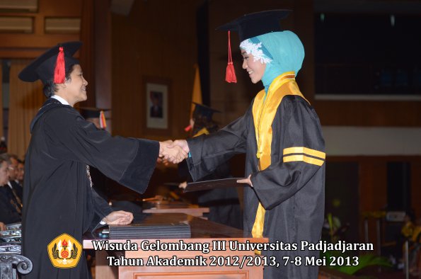 wisuda-unpad-gel-iii-ta-2012_2013-fakultas-hukum-oleh-dekan-042