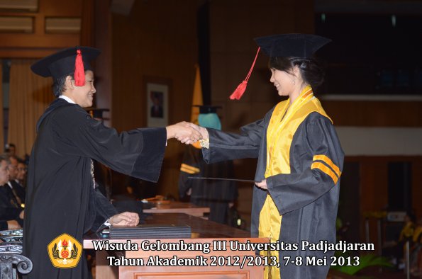 wisuda-unpad-gel-iii-ta-2012_2013-fakultas-hukum-oleh-dekan-043