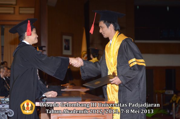 wisuda-unpad-gel-iii-ta-2012_2013-fakultas-hukum-oleh-dekan-044