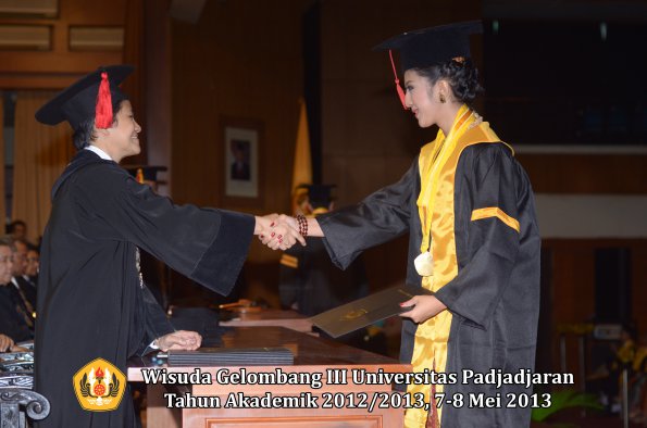 wisuda-unpad-gel-iii-ta-2012_2013-fakultas-hukum-oleh-dekan-045