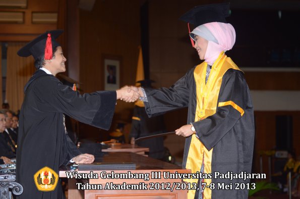 wisuda-unpad-gel-iii-ta-2012_2013-fakultas-hukum-oleh-dekan-046